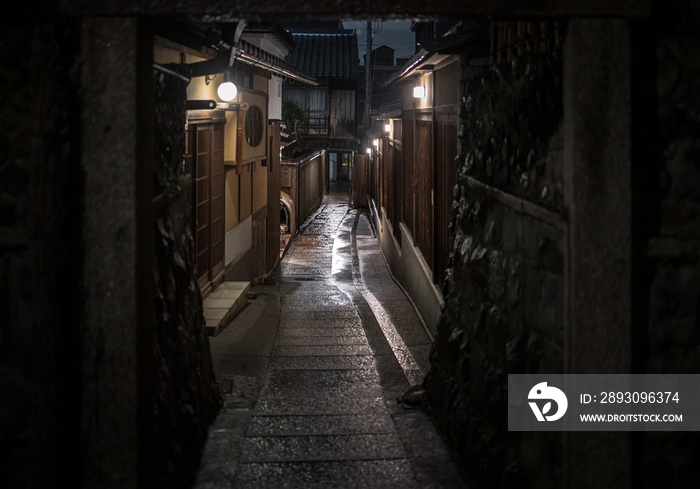 雨夜穿过传统京都街区的空旷小巷