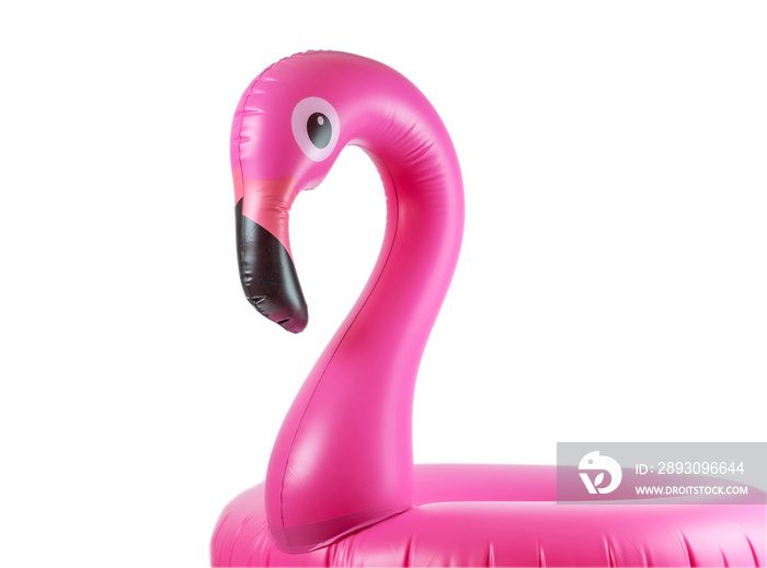 夏日乐趣。粉色游泳池充气火烈鸟，用于白色背景下的夏日海滩。奢华生活