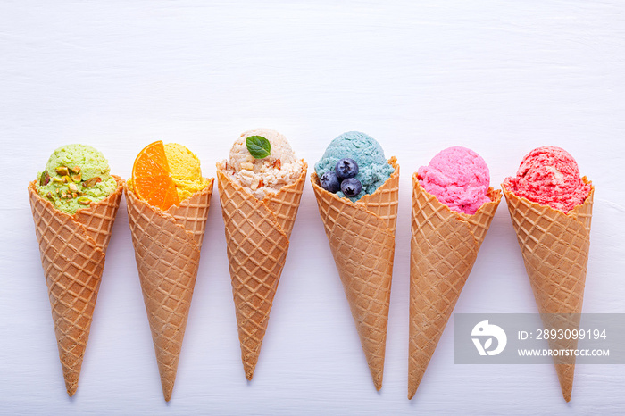 蓝莓、草莓、开心果、杏仁、橙子和樱桃冰淇淋的各种口味