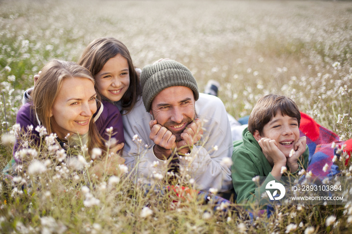 Familia tumbada en el campo