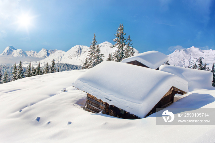 白雪覆盖的小屋冬季景观