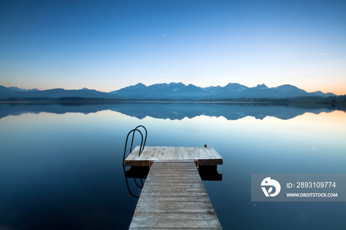 Steg mit Treppe am See