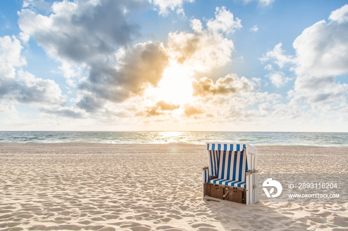 Einzelner Strandkorb bei Sonnenuntergang