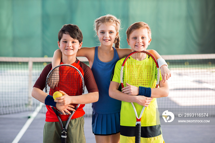 快乐的孩子们在网球场上玩耍