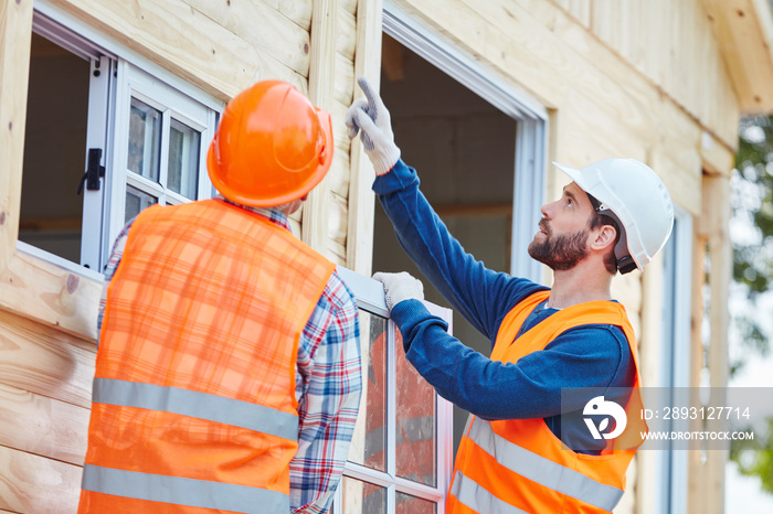 Zwei Fenstermonteure arbeiten zusammen