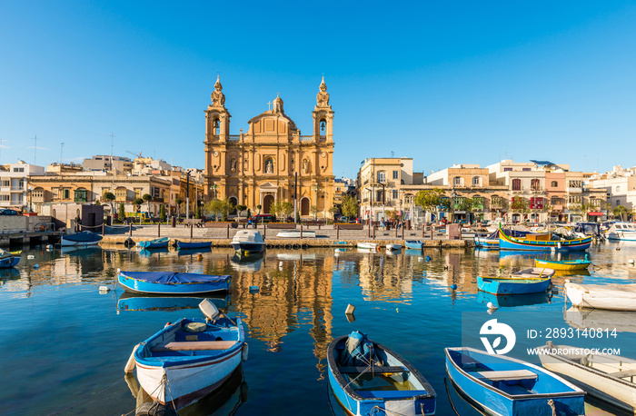 Léglise Stella Maris, dinspiration baroque et ses bateaux de pêche à Msida, Malte