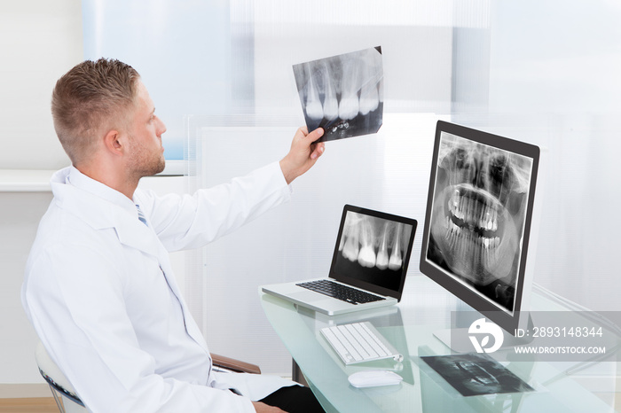 医生或放射科医生正在网上看x光片