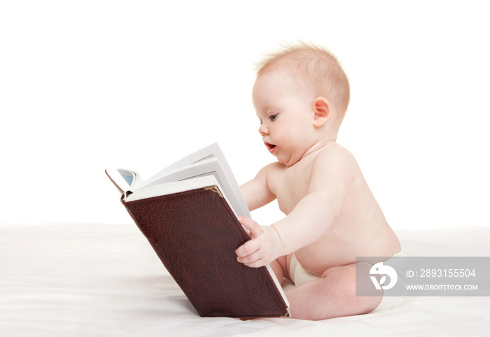 可爱的婴儿与书在白色背景