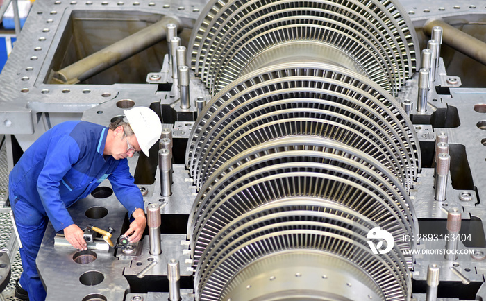 Techniker im Maschinenbau kontrolliert Maße einer Gasturbine // technician in mechanical engineering