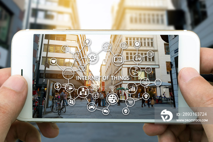 物联网(IoT)和数字生活方式概念。手持智能手机，wifi图标和c