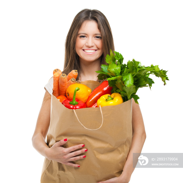 年轻女子拿着一袋蔬菜