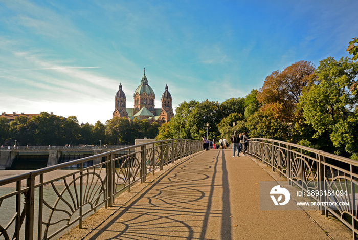 Isarbrücke mit Sankt Lukas Kirche München, Bayern