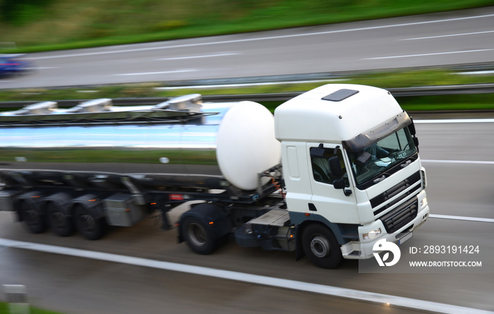 lkw auf der autobahn