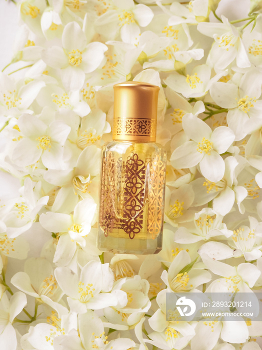 迷你瓶装茉莉花的阿拉伯乌德阿塔尔香水或沉香精油。