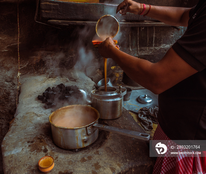 印度风格的热奶茶或Chai配粘土茶壶。使用选择性聚焦。