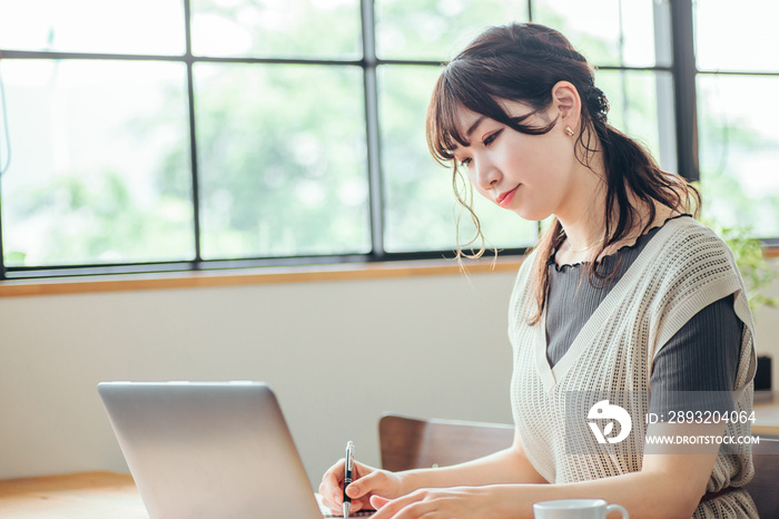 おしゃれ空間で勉強する女性（考える）