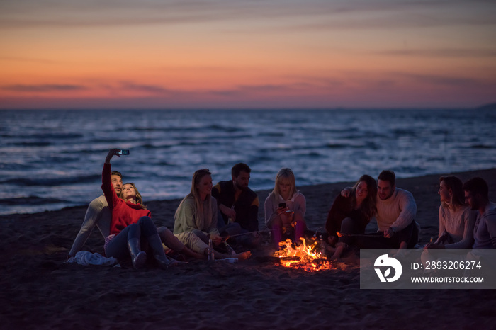 一群朋友在海滩上享受篝火