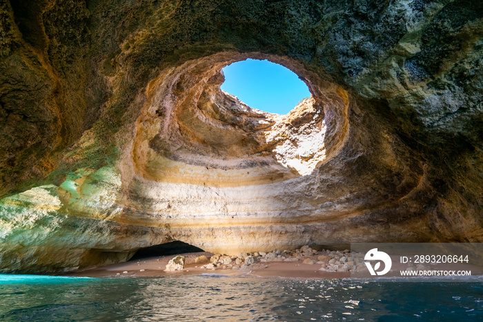 葡萄牙阿尔加维海岸Benagil洞穴内部视图