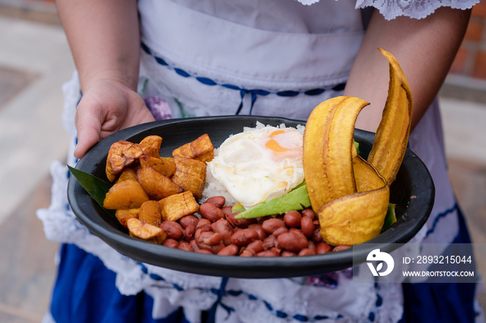 Bandeja paisa colombiana, Plato tipico de la zona antioqueña de Colombia, Antioquia, comida colombia