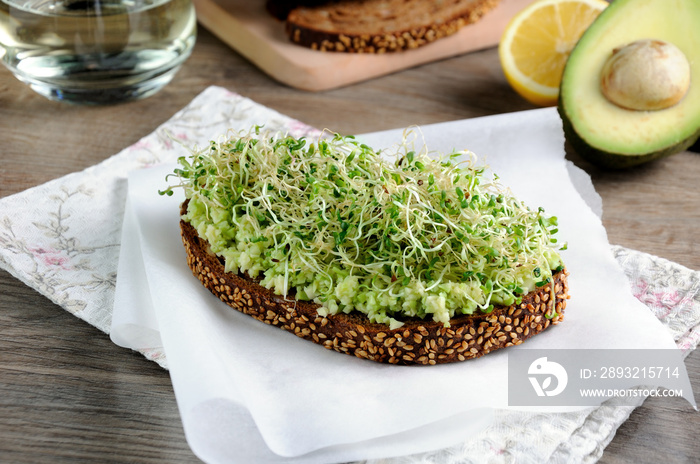 Sandwich with avocado and alfalfa sprouts