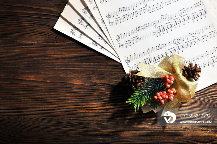 木桌上的音乐和圣诞装饰