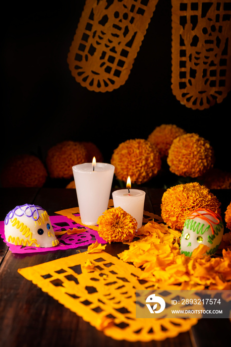 糖头骨与蜡烛，Cempasuchil花或万寿菊和Papel Picado。装饰传统