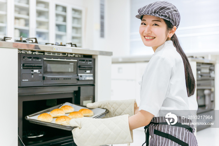 パンを製造する女性