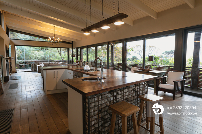 舒适家庭的开放式厨房餐厅和客厅的内部，带通向露台的窗户