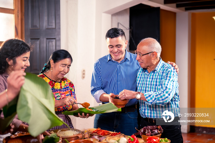 Abuelos disfrutando de enseñar a cocinar a sus nietos. Familia cocinando.