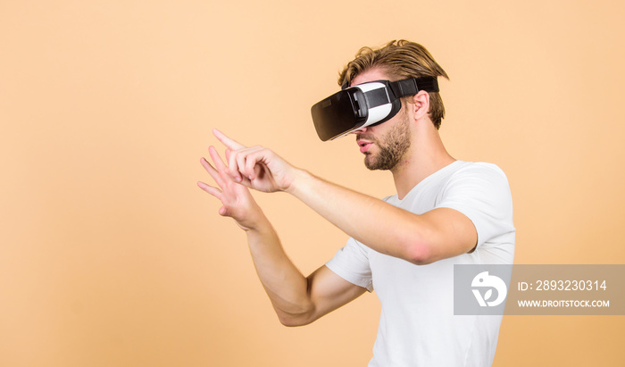 虚拟模拟。男人戴着VR眼镜玩游戏。探索网络空间。男人时髦的虚拟现实他