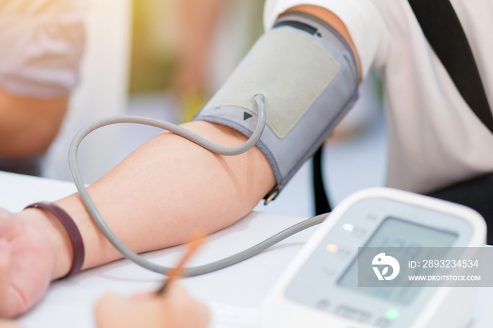 医生在医院检查患者动脉血压。医疗保健理念