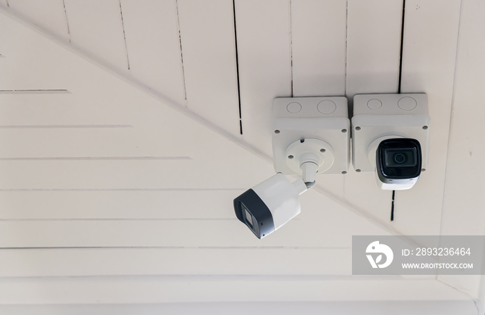 技术人员安装IP闭路电视摄像机和防水盒以保护摄像机是家庭安全系统c