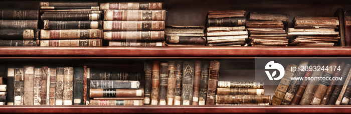Alte Bücher im Bücherregal