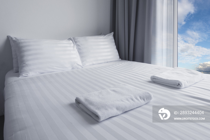 白色枕头，床单和枕头向上白色床上用品条纹