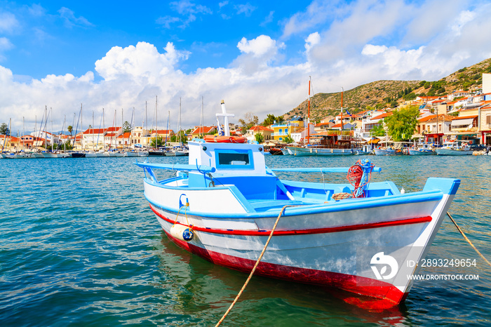 希腊爱琴海萨摩斯岛Pythagorion港的典型彩色渔船