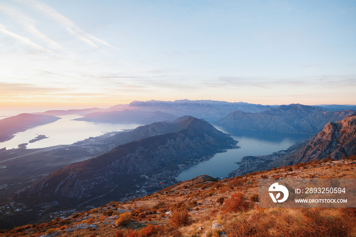 科托尔湾（Kotor Bay）周围群山的美丽日落。洛夫森山（Mount Lovcen）