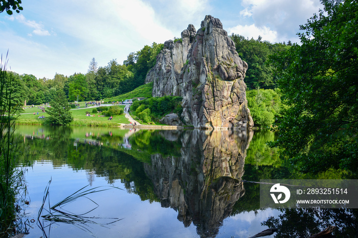 Spiegelung der Externsteine im Teutoburger Wald bei Detmold, Nordrhein-Westfalen, Deutschland