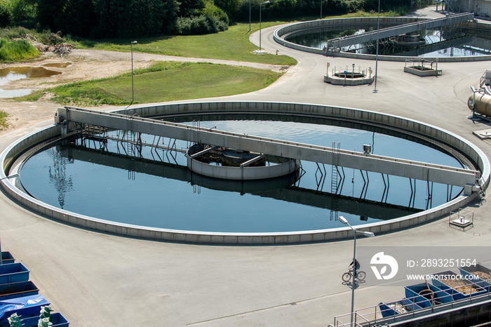 Nachklärbecken in der Kläranlage von oben fotografiert