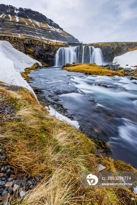 Kirkjufellsfoss，Kirkjufall瀑布因冬季最近的降雨而咆哮