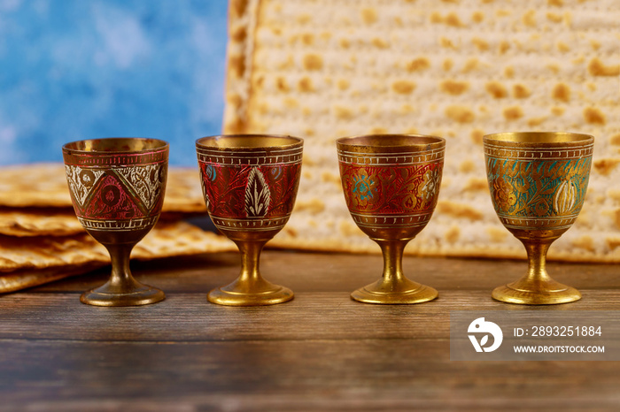 四个带有matzah的酒杯。犹太节日逾越节。
