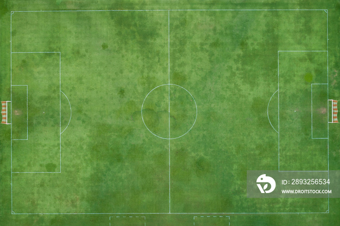 户外足球或五人制足球场。由绿草制成