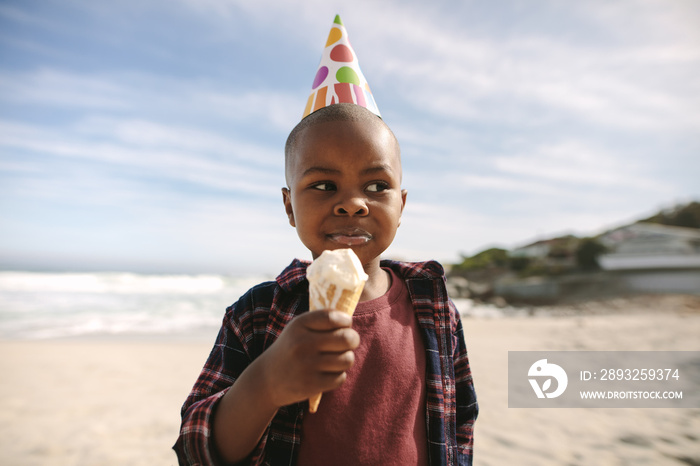 生日男孩在海滩上吃冰淇淋