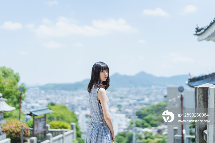 神社仏閣を巡る女性