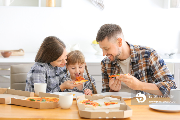 幸福的一家人在家吃披萨