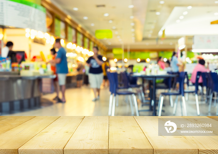 食物广场蒙太奇的散焦或模糊照片，背景为木制桌面。