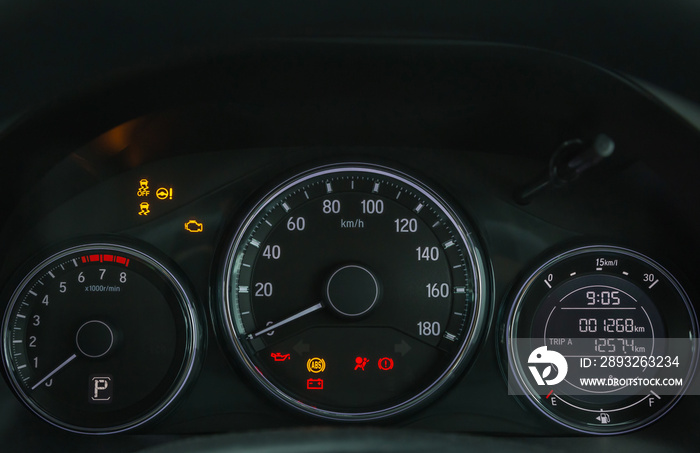 车辆数字速度表仪表板显示警告灯点亮，显示系统切换期间的所有迹象
