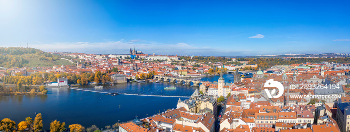 Luftpanorama von Prag, Tschechien, mit Altstadt, der Karlsbrücke über die Moldau und dem Schloss an 