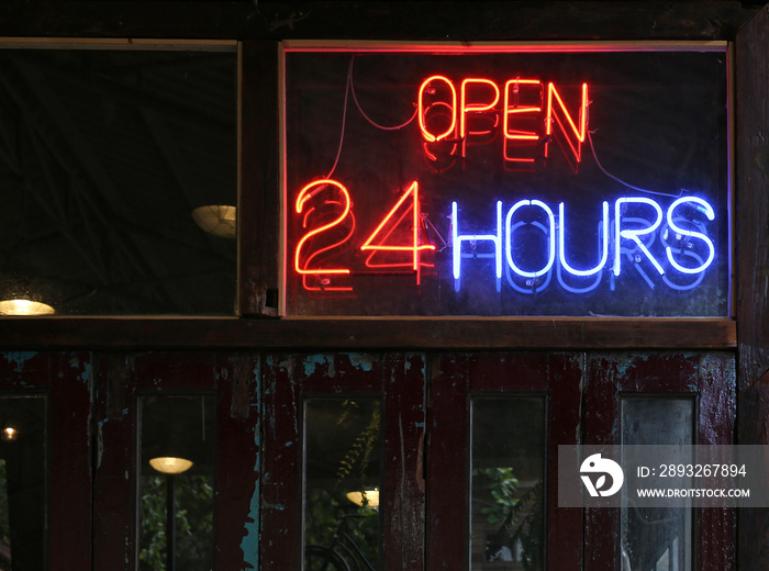 餐厅24小时营业霓虹灯标志。