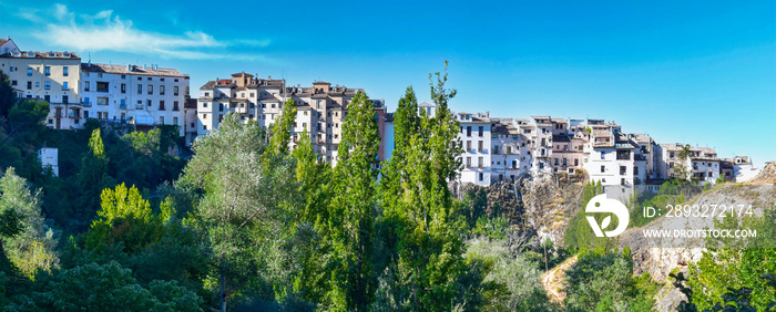 Casas en lo alto de una cornisa montañosa en la ciudad de Cuenca, España