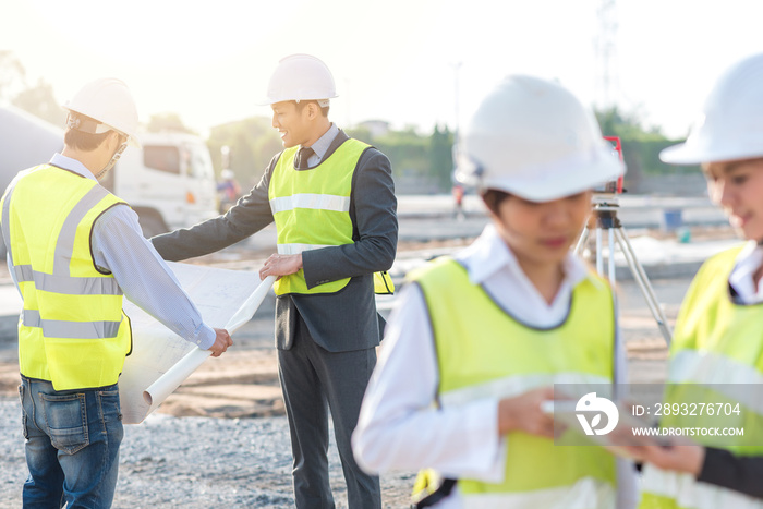 工程师和建筑商早上在施工现场的团队会议上审查蓝图，并附上s